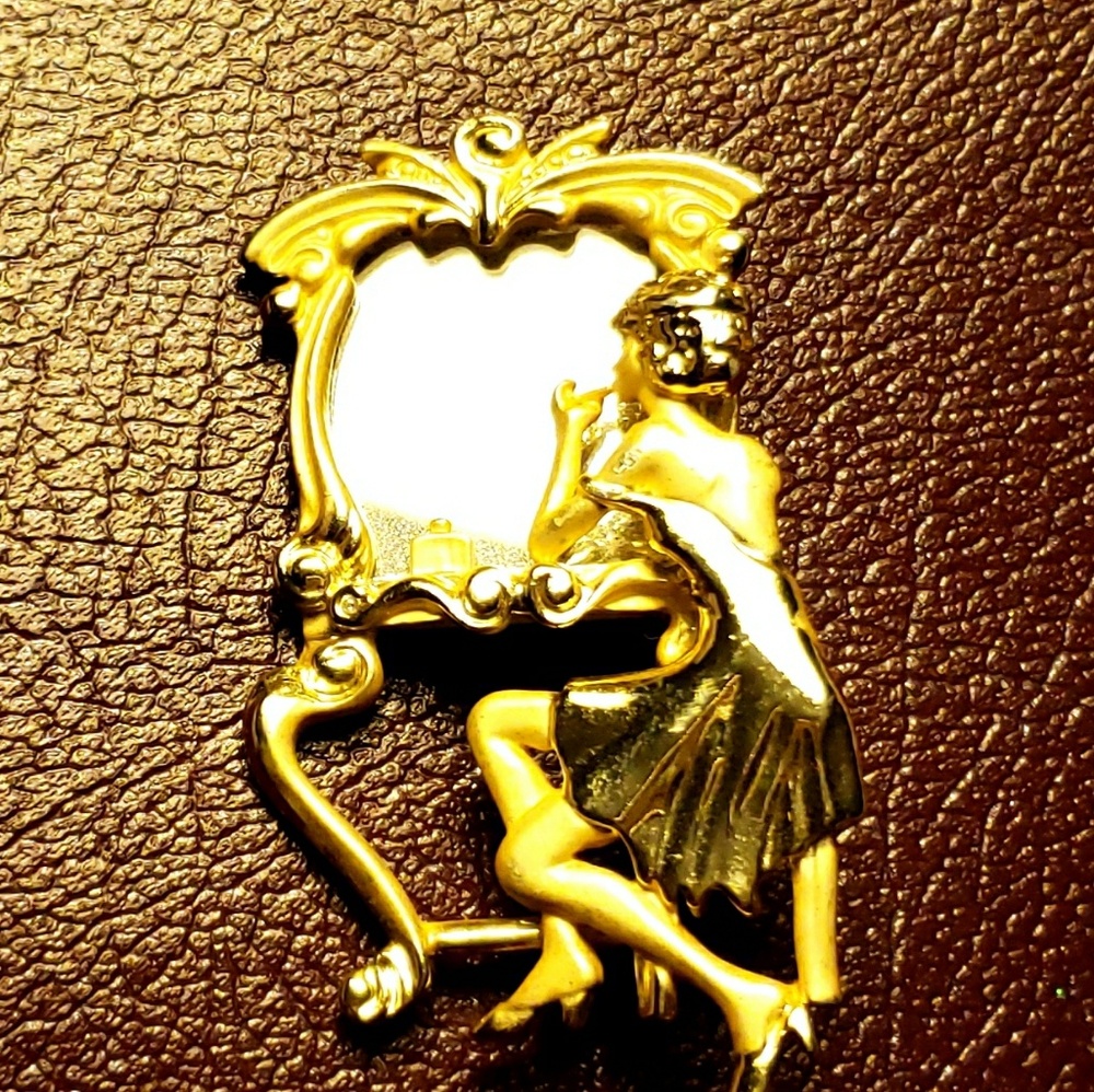 Lady Lookong in Vanity Mirror Pin Brooch
